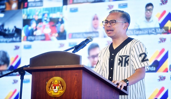 Menteri Komunikasi Datuk Fahmi Fadzil berucap pada Perhimpunan Bulanan Kementerian Komunikasi./Foto FACEBOOK Fahmi Fadzil